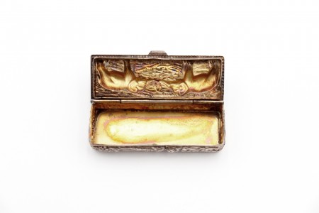 Caixa de comprimidos em prata com motivos animais e vegetalistas relevados